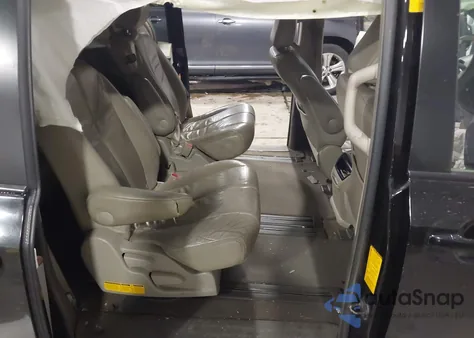 2014 Toyota Sienna Xle V6 8 Passenger z USA, uszkodzony, nr VIN 5TDYK3DC7ES484997